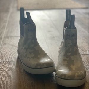 Huk Rogue Wave Camo performance fishing boots. Overcast Grey. Men’s size 9 - NWT